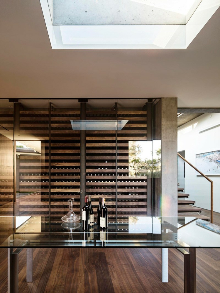 maison-verre-béton-cave-vin-moderne-table-bois-escaliers-fenêtre-toit