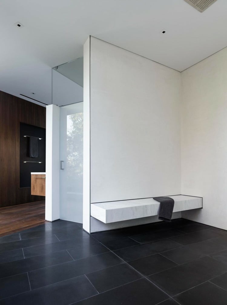 maison-verre-béton-sauna-carrelage-noir-murs-blancs-bans-porte-verre-salle-bains