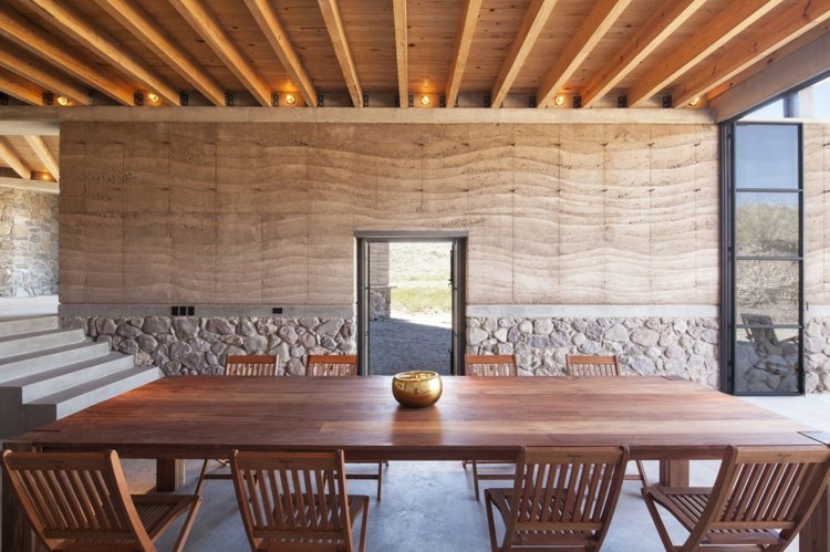 maison-écologique murs pisé pierre naturelle plafond bois recyclé