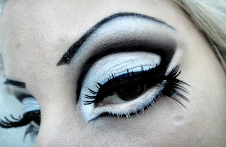 maquillage-Halloween-Catherien-Falcon-mascara-noir-sourcils-fard