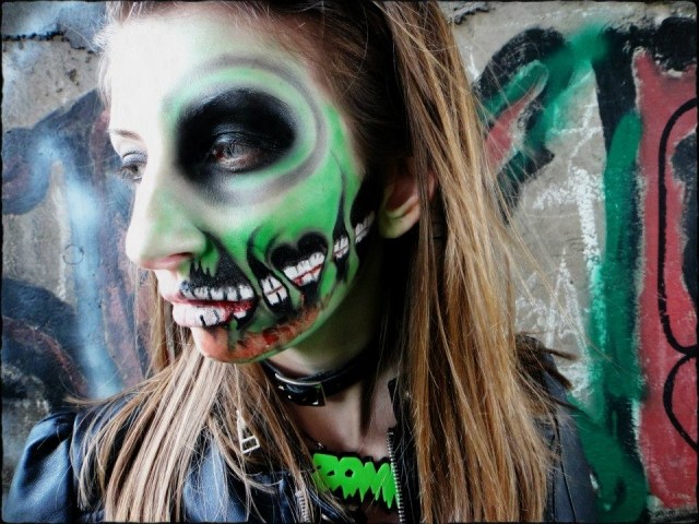 maquillage-Halloween--dessin-visage-zombie-cheveux-long-femme