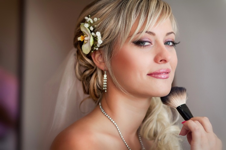 maquillage-mariée-blonde-fard-paupières-beige-rouge-lèvres-rose-fleur-cheveux