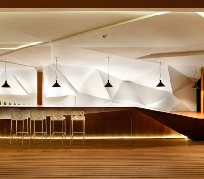 meuble-bar-design-Nosotros-bois-sucupira-éclairage-led-indirect-mur-facetté