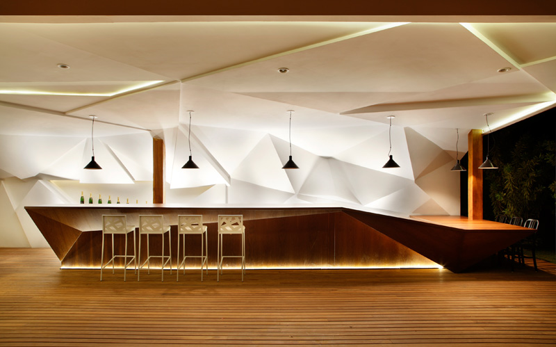 meuble-bar-design-Nosotros-bois-sucupira-éclairage-led-indirect-mur-facetté meuble bar design