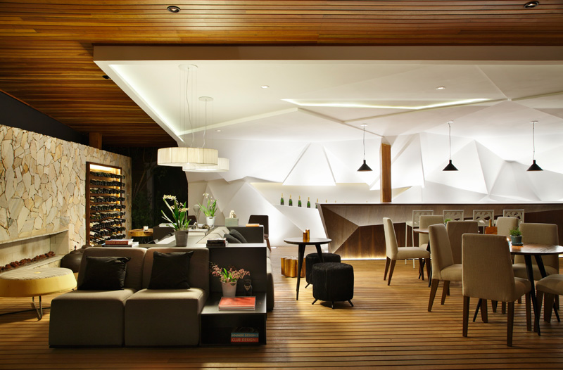 meuble-bar-design-bar-Nosotros-canapés-rembourés-tables-bois-chaises-tapissées meuble bar design