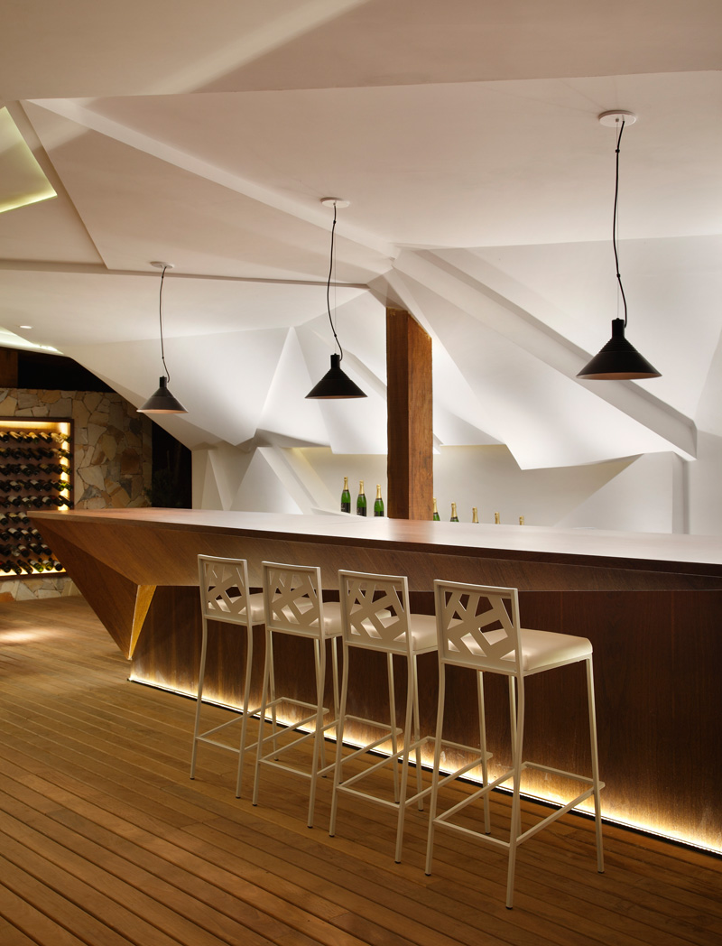 meuble-bar-design-bois-massif-éclairage-led-indirect-suspensions-parquet meuble bar design