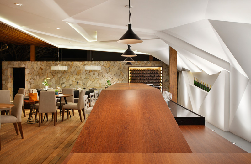 meuble-bar-design-bois-sucupira-suspensions-bar-noires-blanches-tables-chaises