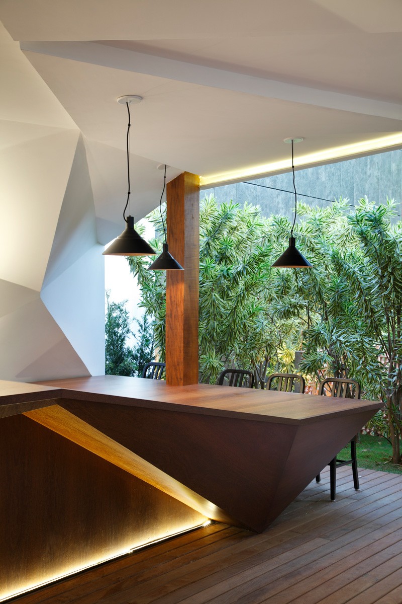 meuble-bar-design-bois-éclairage-indirect-suspensions-noires-vue-jardin