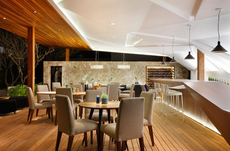meuble-bar-design-mur-pierre-bar-bois-tables-rondes-chaises-tapissées2 meuble bar design