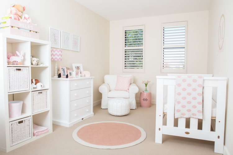 meubles-décoration-chambre-bébé-fille-rose-pastel-blanc
