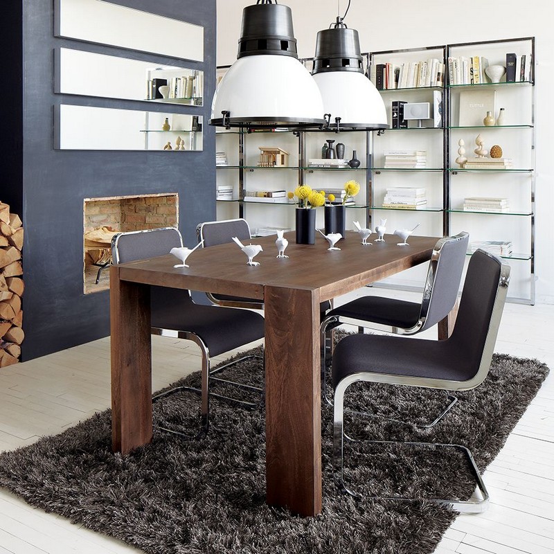 meubles-salle-manger-table-bois-foncé-chaises-métal-tapis-shaggy