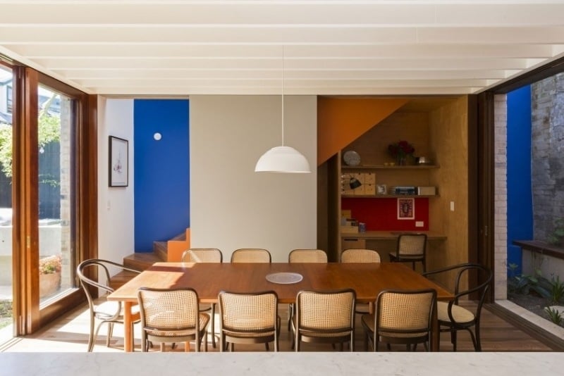 meubles-salle-à-manger-coin-repas-suspension-chaises-etageres-murales