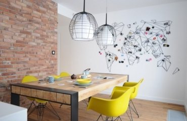 meubles-salle-à-manger-deco-murale-suspension-chaises-jaunes-revetement-mural-briques