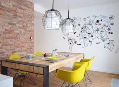 meubles-salle-à-manger-deco-murale-suspension-chaises-jaunes-revetement-mural-briques