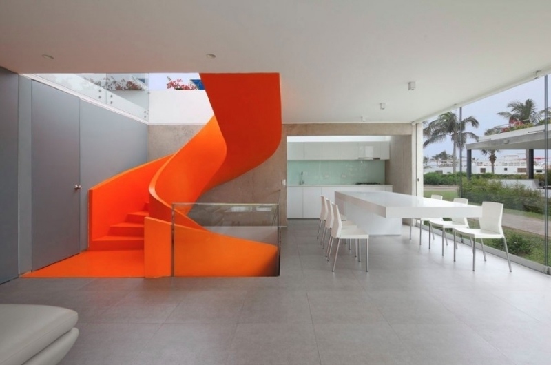  meubles salle à manger escalier-orange-table-hotte-chaises-blanches