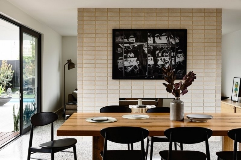 meubles-salle-à-manger-table-rectangulaire-bois-chaises-noires-deco-murale
