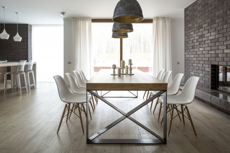 meubles-salle-à-manger-table-rectangulaire-bois-chaises-pieds-bois-revetement-mural