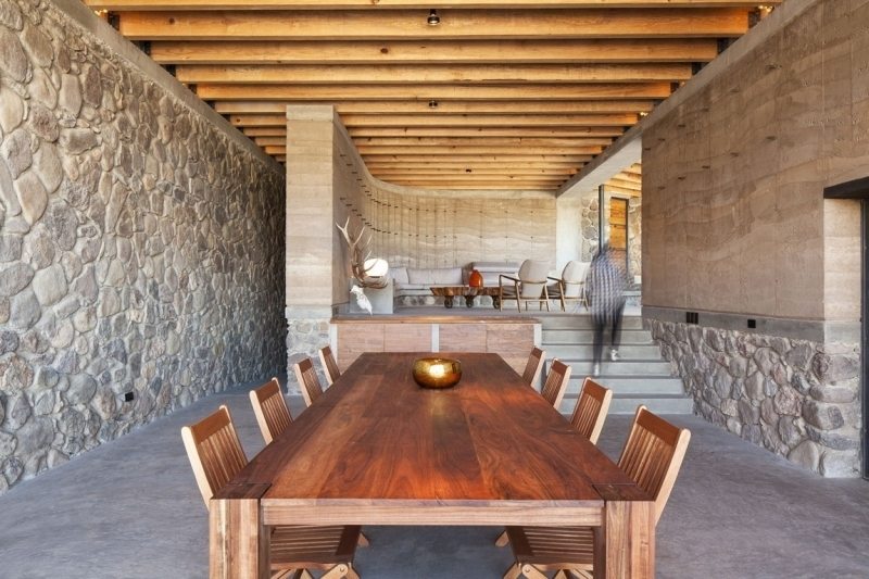 meubles salle à manger table-rectangulaire-bois-chaises-plafond-revetement-mural-pierre