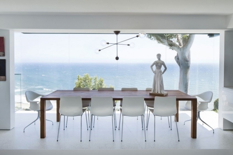 meubles-salle-à-manger-table-rectangulaire-bois-chaises-statues-suspension