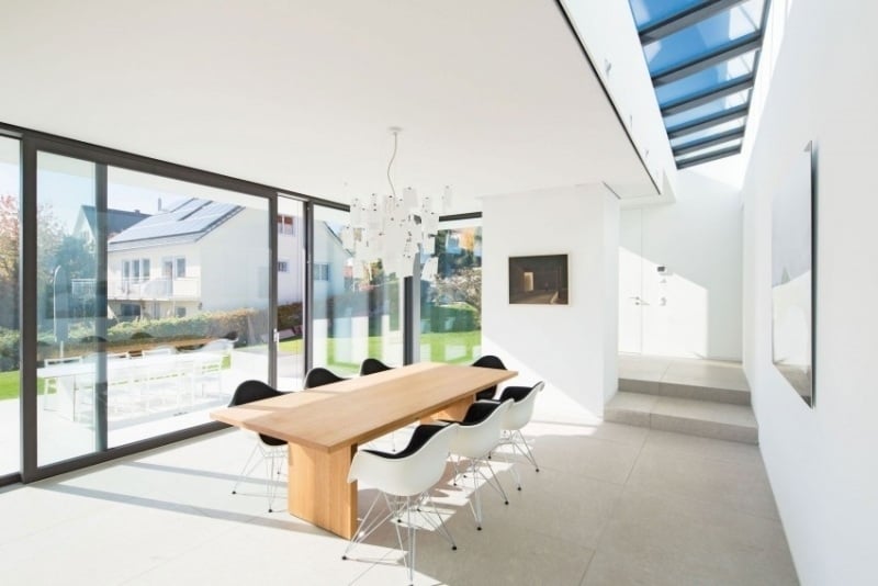 meubles-salle-à-manger-table-rectangulaire-bois-chaises-suspension-peinture-murale-blanche