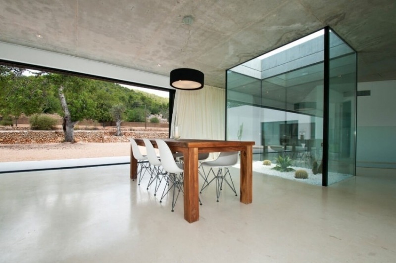 meubles-salle-à-manger-table-rectangulaire-bois-suspensions-cactus-gravier-decoratif