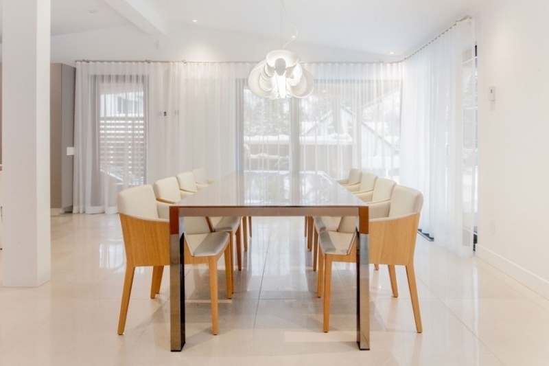 meubles-salle-à-manger-table-rectangulaire-chaises-suspensions-rideau-deco-interieure