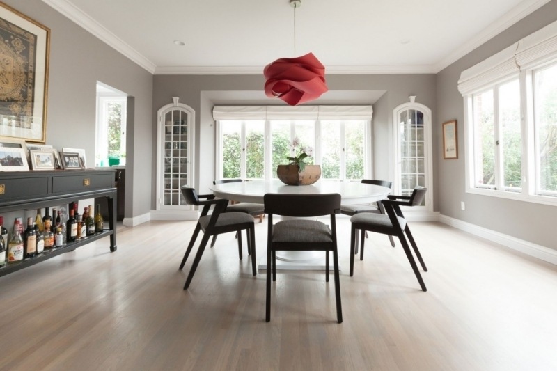 meubles-salle-à-manger-table-ronde-suspension-rouge-revetement-sol-parquet-flottant