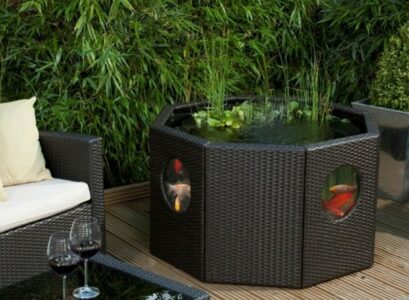 mini-bassin-balcon-bambou-poissons-coussins-rotin-artificiel