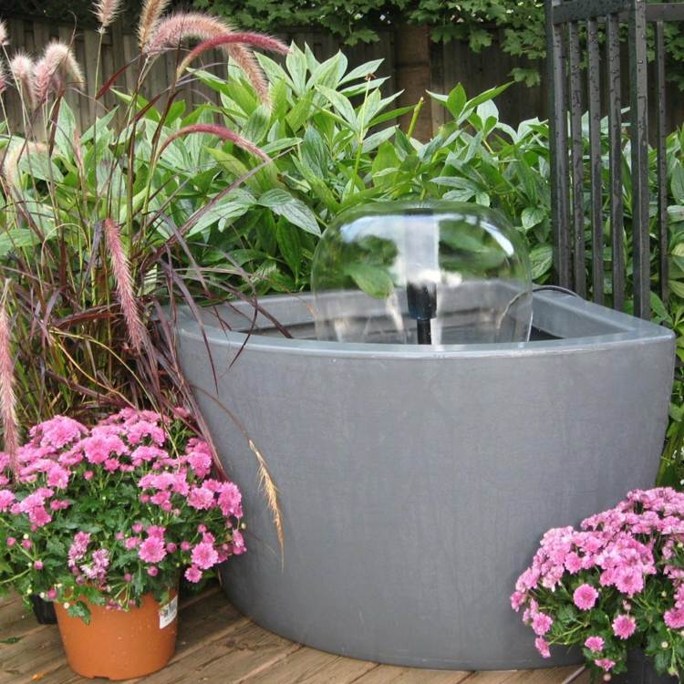 mini-bassin-balcon-fontaine-fleurs-revetement-sol-bois