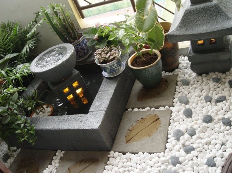 mini-bassin-balcon-fontaine-galets-idee-deco-plantes