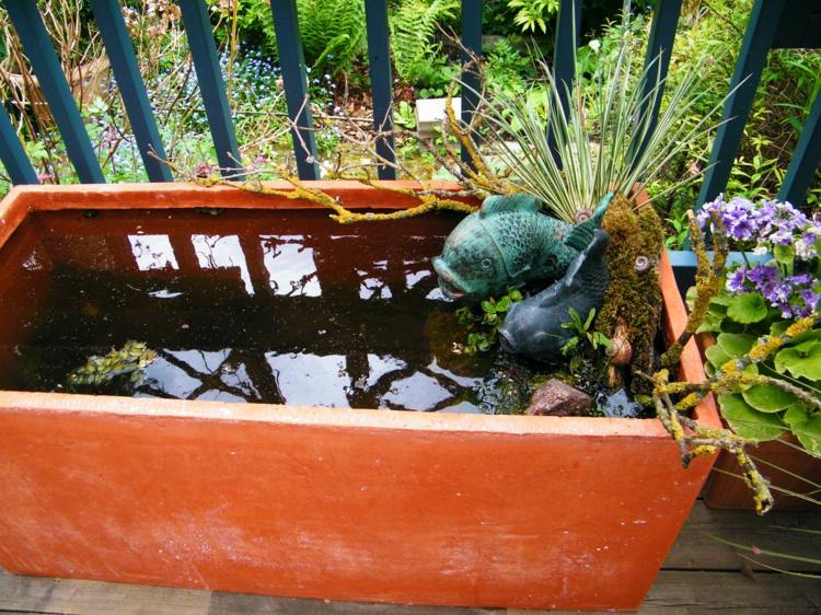 mini-bassin-balcon-jardiniere-orange-plantes-scupture-poissons