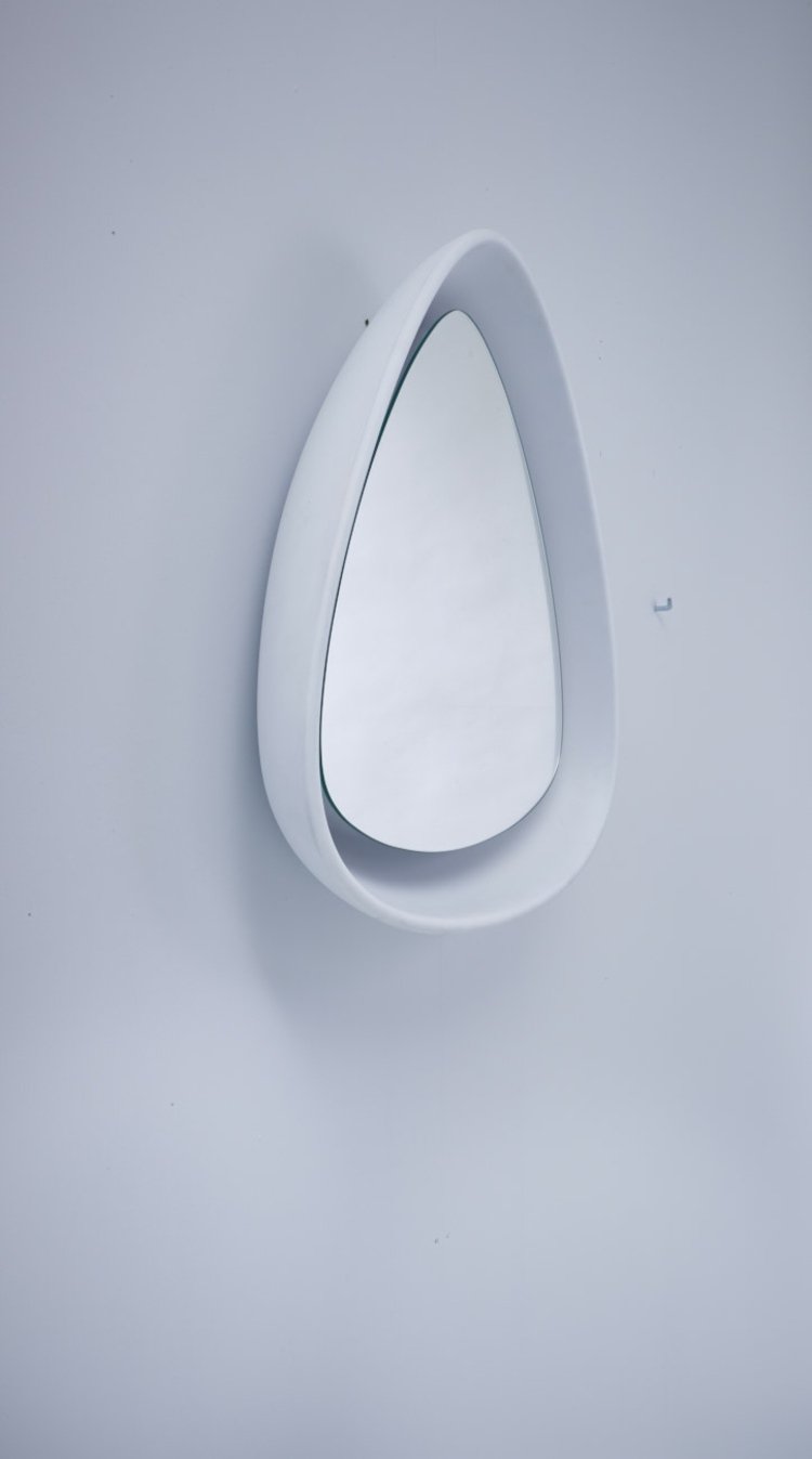 miroir-design-Dektnut-Mirrors-forme-larme-peinture-murale-blanche
