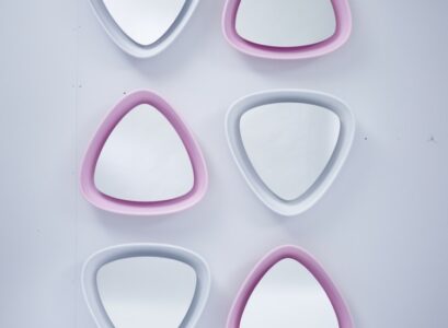 miroir-design-Dektnut-Mirrors-forme-triangle-peinture-murale-blanche