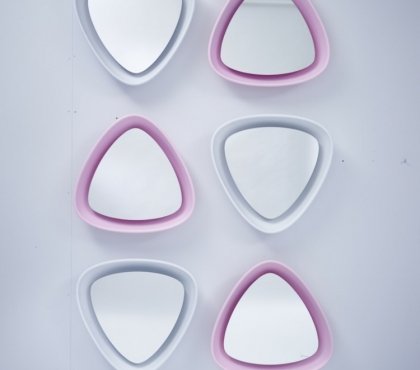 miroir-design-Dektnut-Mirrors-forme-triangle-peinture-murale-blanche