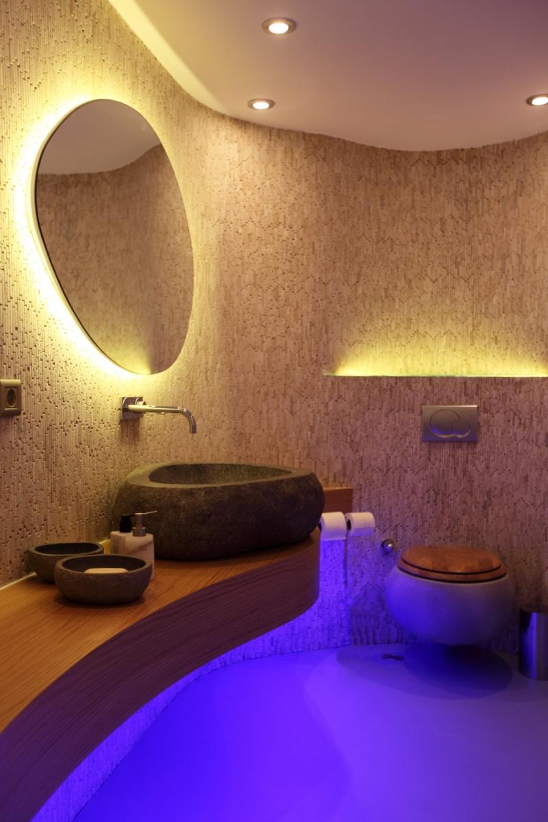 miroir-salle-bain-forme-organique-plafond-spots-lavabo
