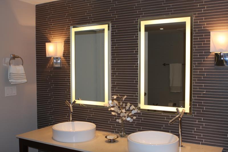miroir-salle-bain-lumineux-carrelage-mural-appliques-vasques