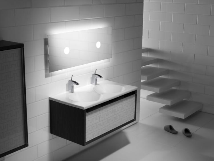 miroir-salle-bain-lumineux-design-moderne-escalier-supendu