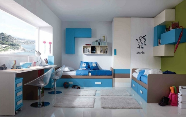 mobilier-chambre-enfant--accents-bleu-lit-tapis-armoire-rangement