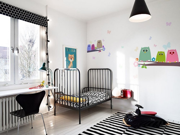 mobilier chambre enfant -lit-cadre-metal-stickers-muraux-hiboux-tapis-raye