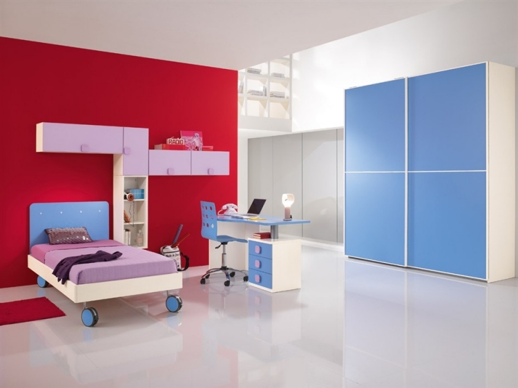 mobilier-chambre-enfant-peinture-murale-rouge-lit-roulette-armoire-rangement-bleu