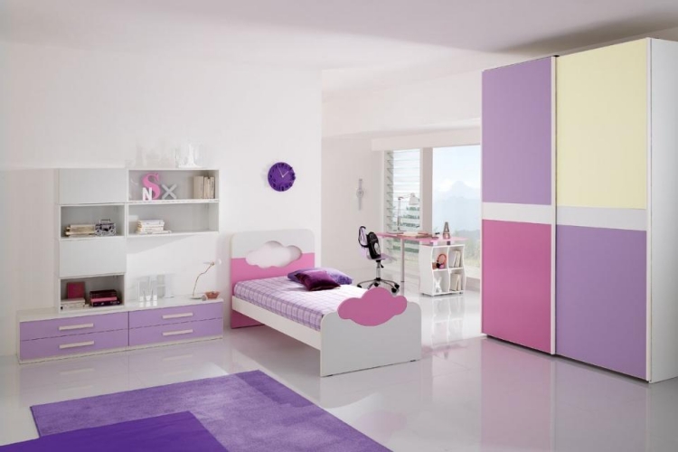 mobilier-chambre-enfant-rose-jaune-armoire-rangement-etageres-tapis-violet