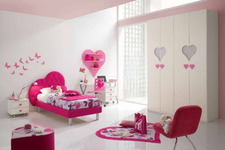 mobilier-chambre-enfant-tete-lit-coeur-armoire-rangement-blanc-chaise-rose-fuschia