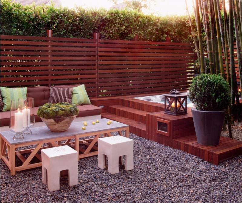 mobilier-jardin-confortable-gravier-décoratif-terrasse-bois