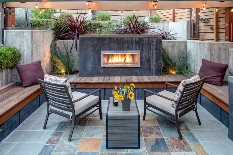 mobilier-jardin-confortable-terrasse-carrelée-cheminée
