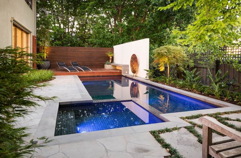 mobilier-jardin-lounge-bains-soleil-terrasse-bois-piscine