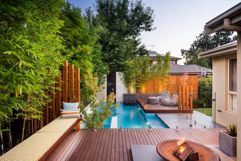 mobilier de jardin lounge poufs-terrasse-côté-piscine