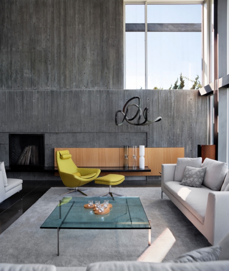 mur béton table basse verre fauteuil design salon moderne