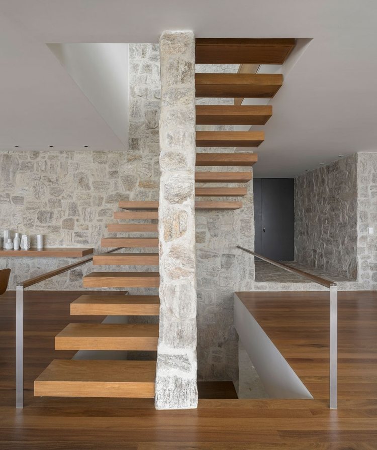 murs-pierre-naturelle-escalier-suspendu-marches-bois