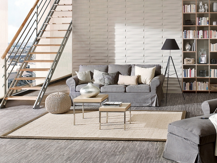 panneau-mural-3d-gris-clair-canapé-revêtement-sol-grisâtre-tapis-coussins-beige