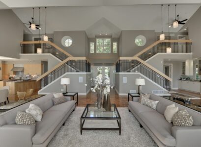 peinture-grise-blanche-salon-canape-droit-coussins-suspensions-coin-repas